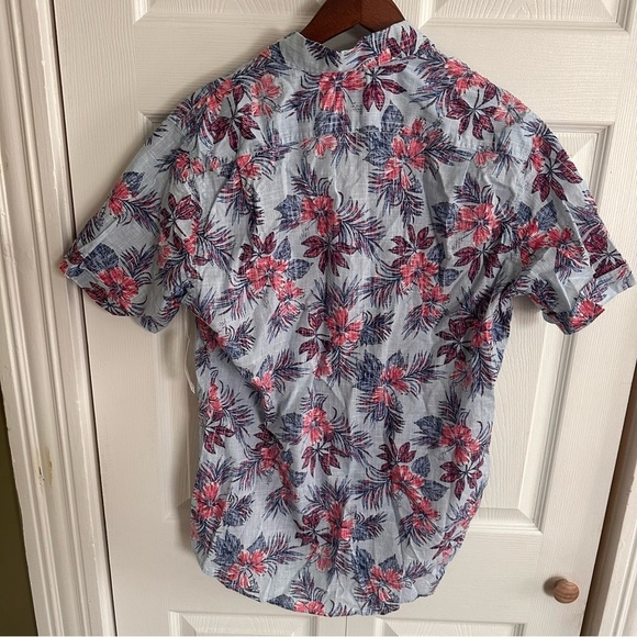 NWT Izod Salt Water Set of 2 Relaxed Button up shirts Medium  Dockside Chambray - Picture 9 of 12